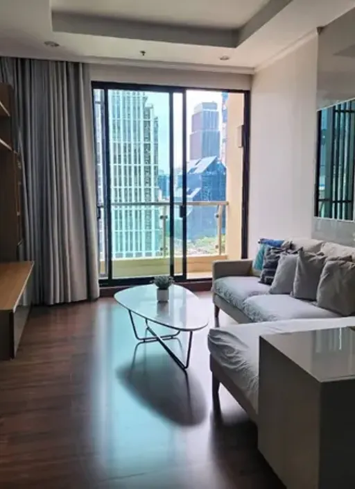 Living room of the 2-bedroom condo (98.48 sq.m.) at Supalai Elite Sathorn - Suanplu