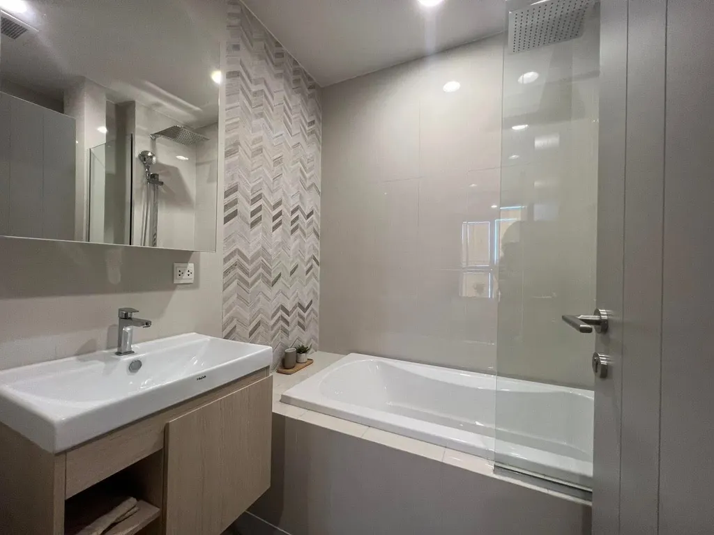 Photo 10 of listing DA-2422437: 1-bedroom condo (35 sq.m.) at Oka Haus Sukhumvit 36