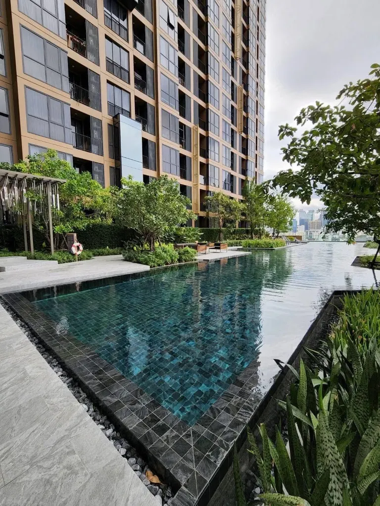 Photo 8 of listing DA-2422437: 1-bedroom condo (35 sq.m.) at Oka Haus Sukhumvit 36
