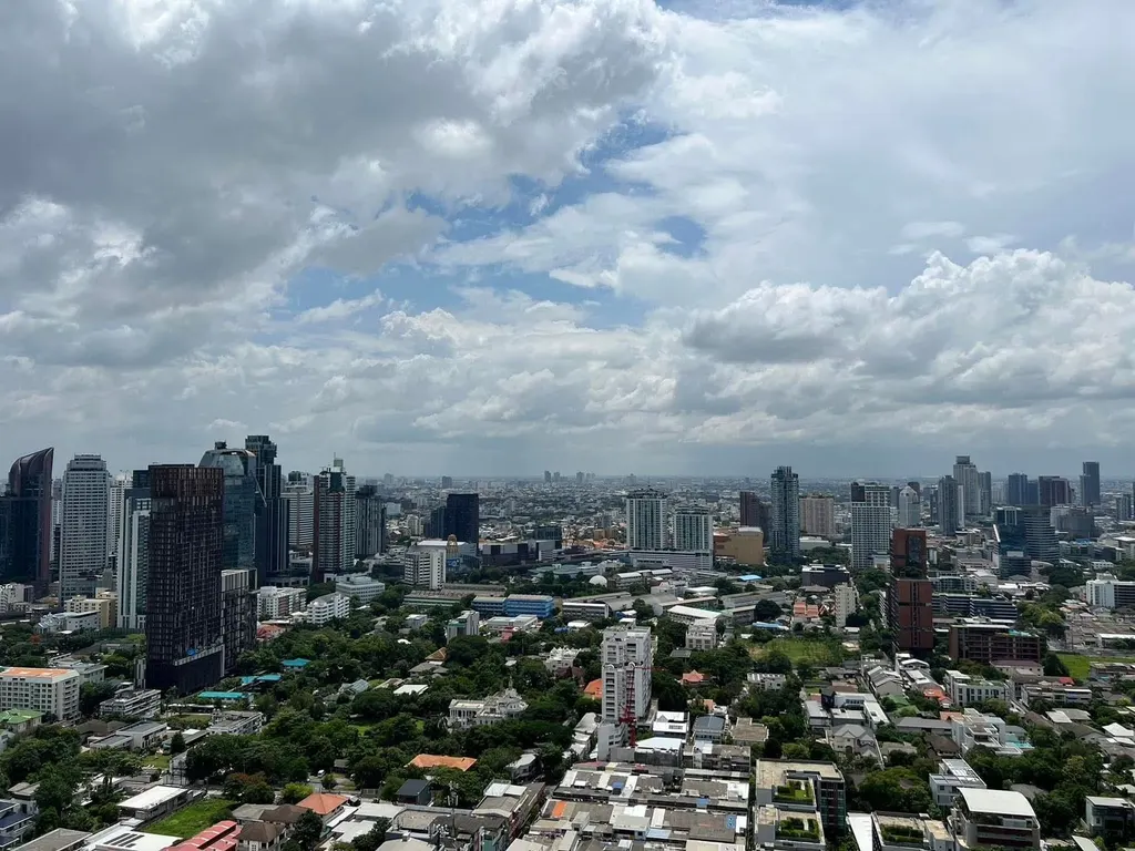 Photo 9 of listing DA-2422437: 1-bedroom condo (35 sq.m.) at Oka Haus Sukhumvit 36
