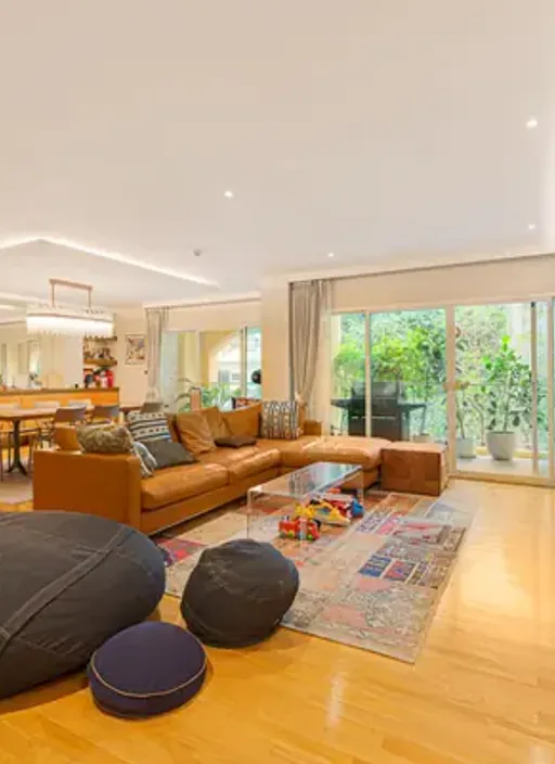 Photo 1 of listing DA-2433576: 4-bedroom condo (303 sq.m.) at Silver Heritage Condominium