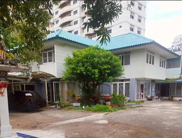 Photo 1 of listing DA-2455579: 6-bedroom house (400 sq.m.) at Sell Detached houses with land Ekkamai 10 Lane 2
