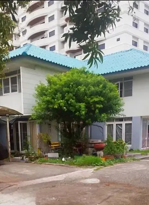 Photo 1 of listing DA-2455579: 6-bedroom house (400 sq.m.) at Sell Detached houses with land Ekkamai 10 Lane 2
