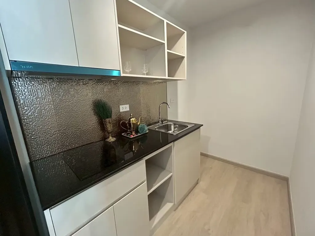 Küche der 2-Zimmer-Wohnung (45.95 m²) im Thana Astra Sathorn-Chan