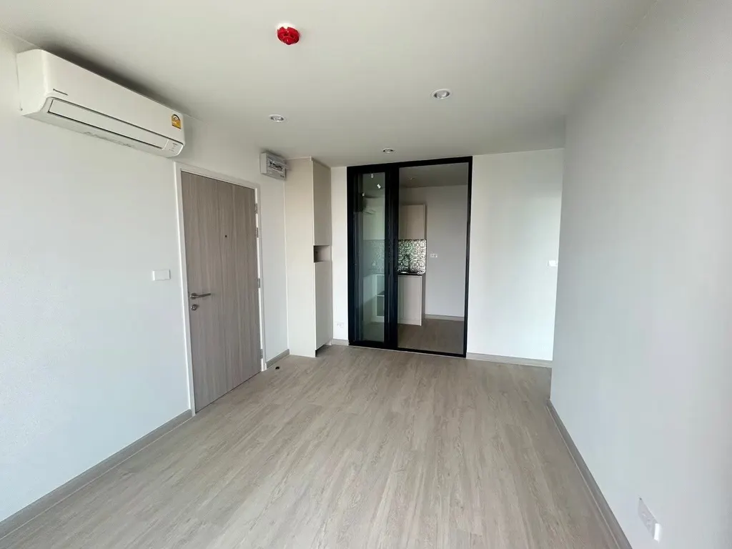Living room of the 2-bedroom condo (59.9 sq.m.) at Thana Astra Sathorn-Chan