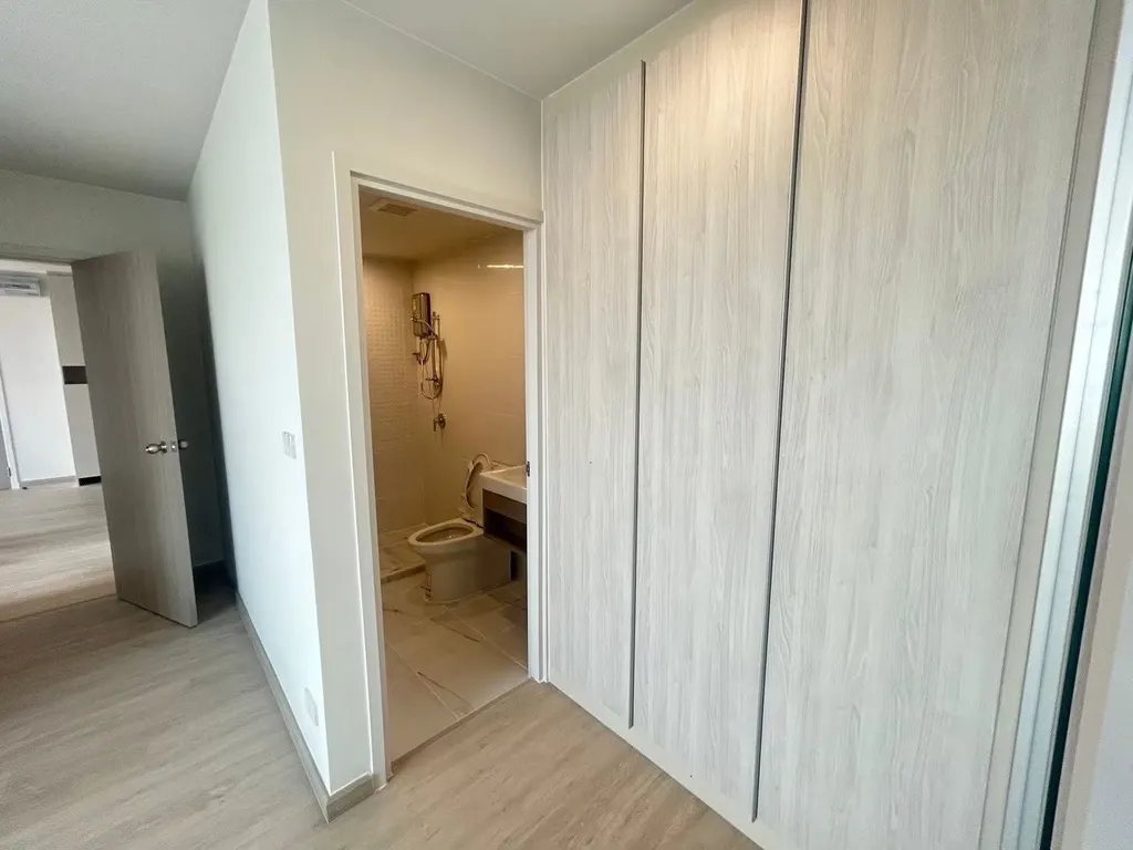 Bathroom of the 2-bedroom condo (59.9 sq.m.) at Thana Astra Sathorn-Chan