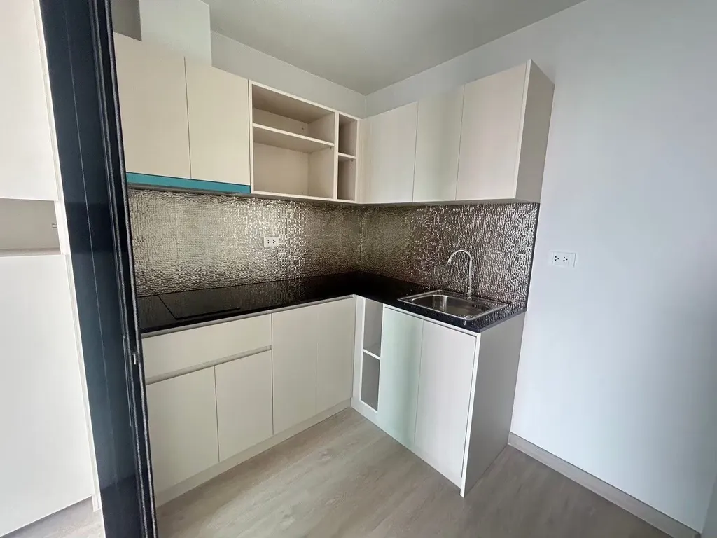 Kitchen of the 2-bedroom condo (59.9 sq.m.) at Thana Astra Sathorn-Chan