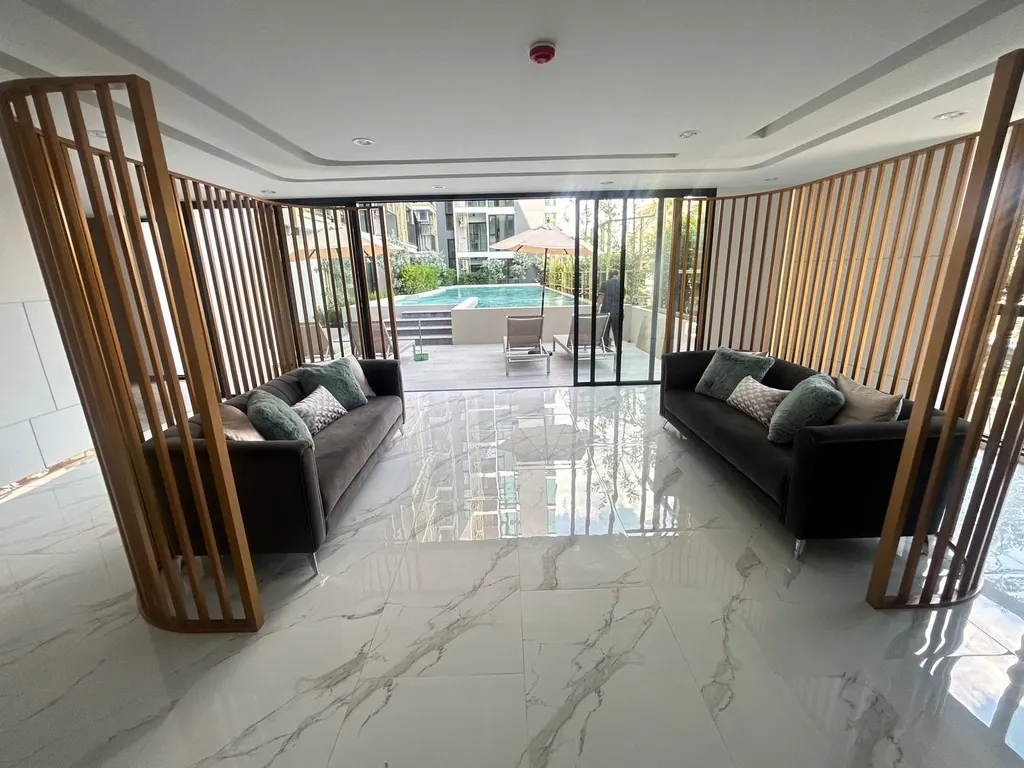 Building entrance at Thana Astra Sathorn-Chan