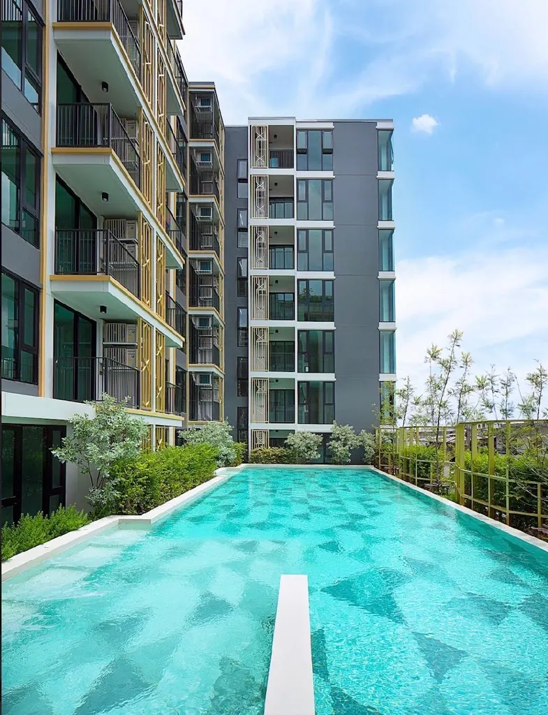 Shared swimming pool at Thana Astra Sathorn-Chan