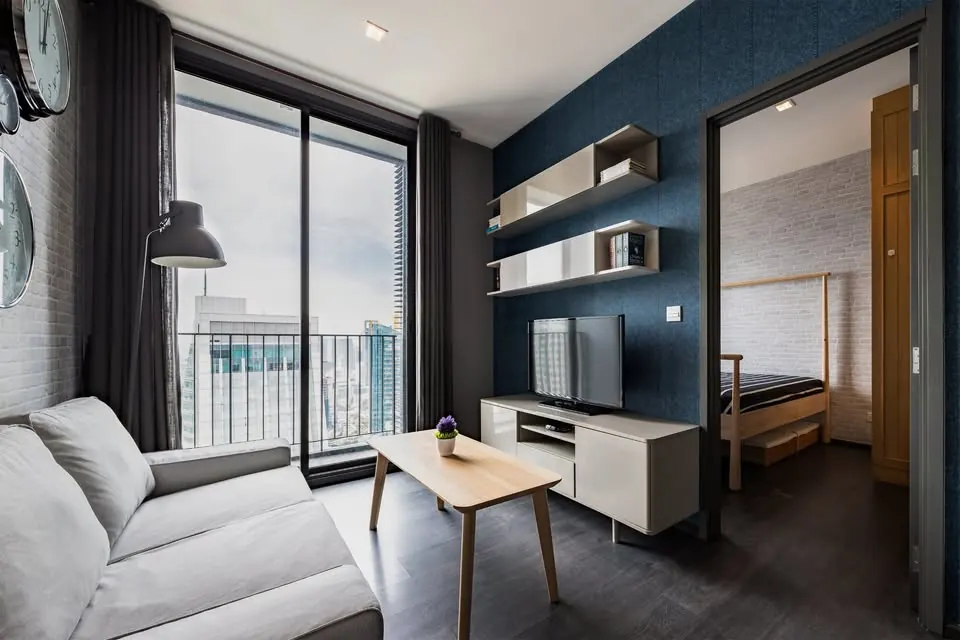 Гостиная (вид 2) кондоминиума с 1 спальней (33 кв.м.) в The Edge Sukhumvit 23
