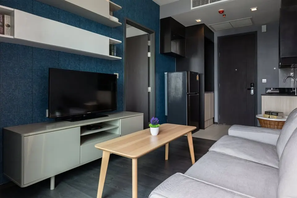 Гостиная (вид 3) кондоминиума с 1 спальней (33 кв.м.) в The Edge Sukhumvit 23