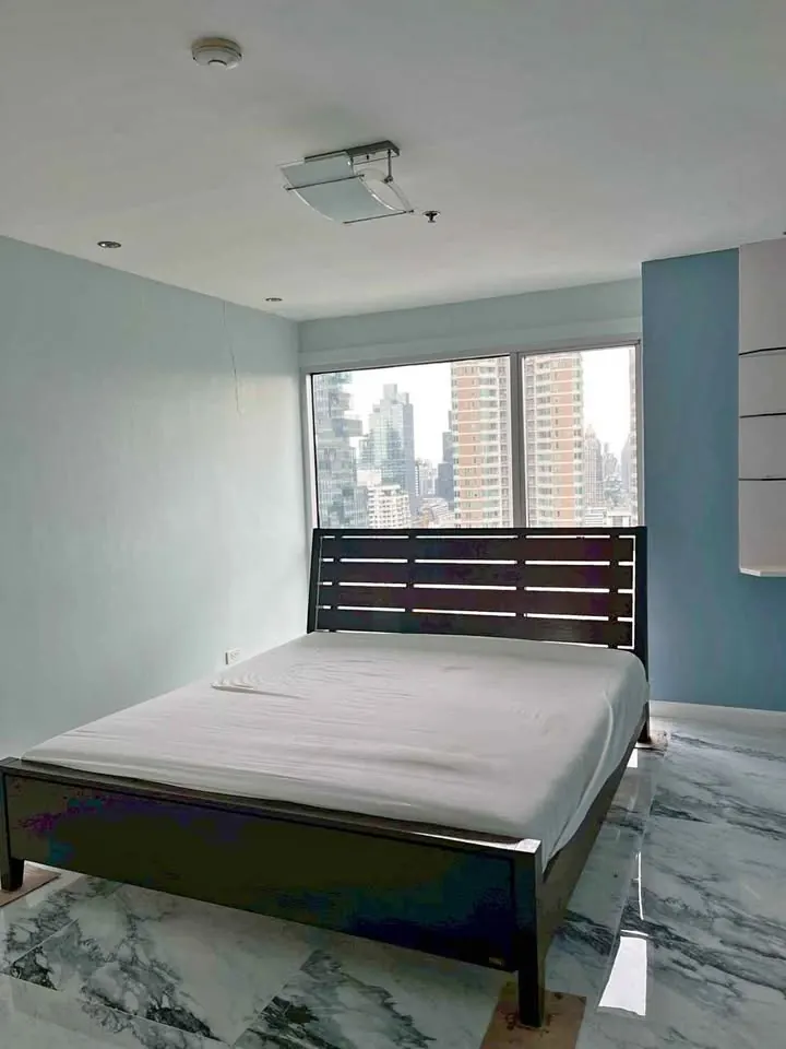 Bedroom of the 1-bedroom condo (52 sq.m.) at Silom Suite Condominium