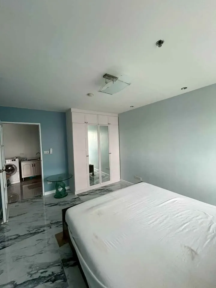 Bedroom (view 2) of the 1-bedroom condo (52 sq.m.) at Silom Suite Condominium