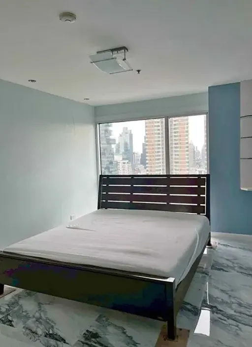 Living room of the 1-bedroom condo (52 sq.m.) at Silom Suite Condominium