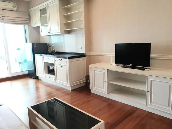 Living room (view 2) of the 1-bedroom condo (41 sq.m.) at Ivy Sathorn 10