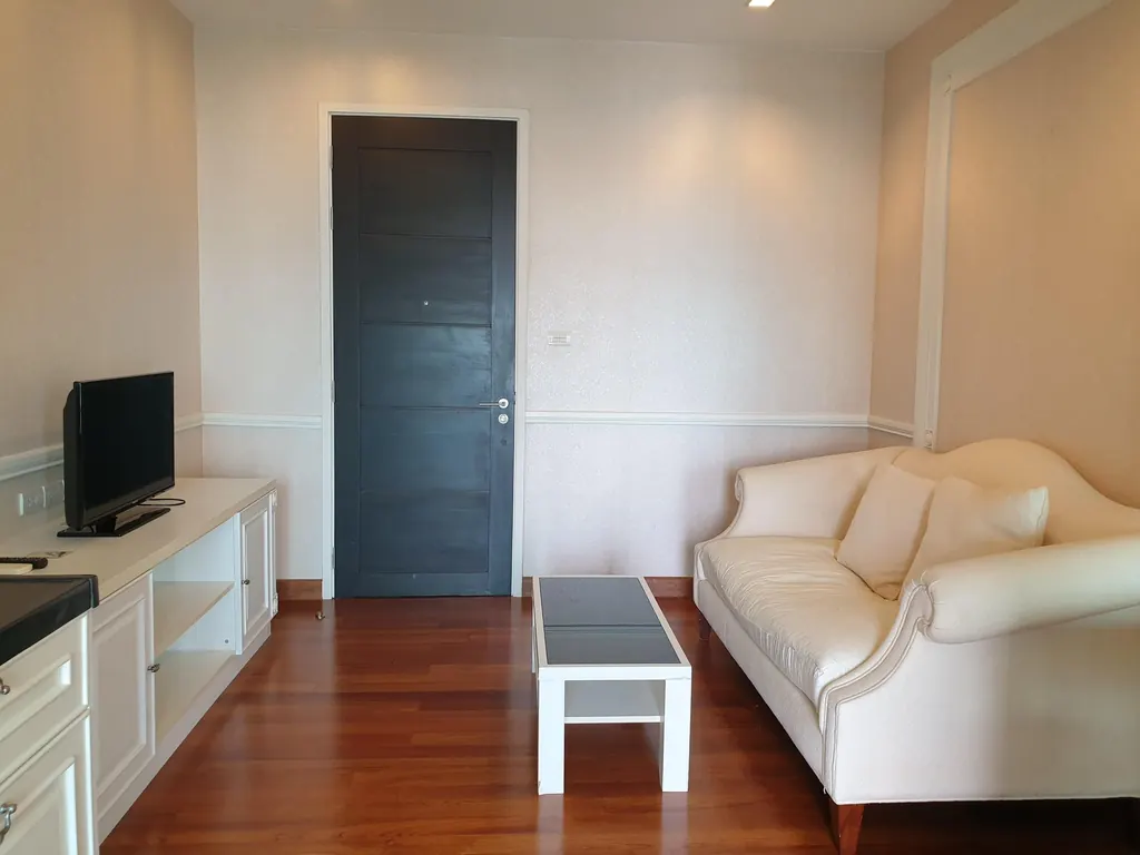 Living room (view 3) of the 1-bedroom condo (41 sq.m.) at Ivy Sathorn 10
