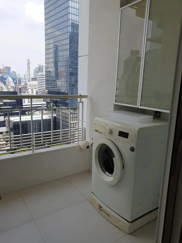 Balcony of the 1-bedroom condo (41 sq.m.) at Ivy Sathorn 10