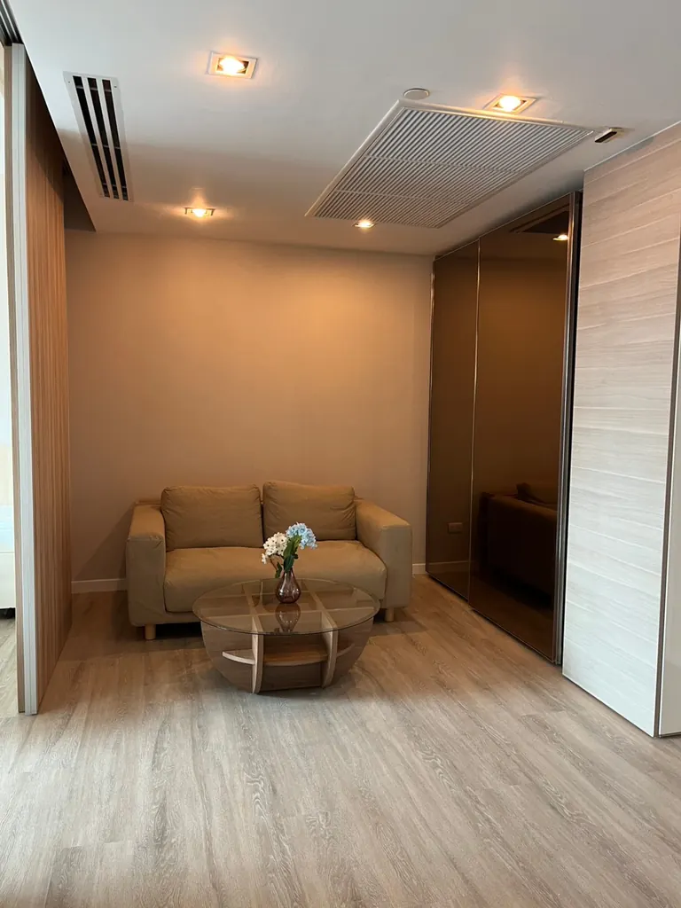 Salon (vue 3) du condo de 2 chambre(s) (90 m²) au The Room Sukhumvit 21