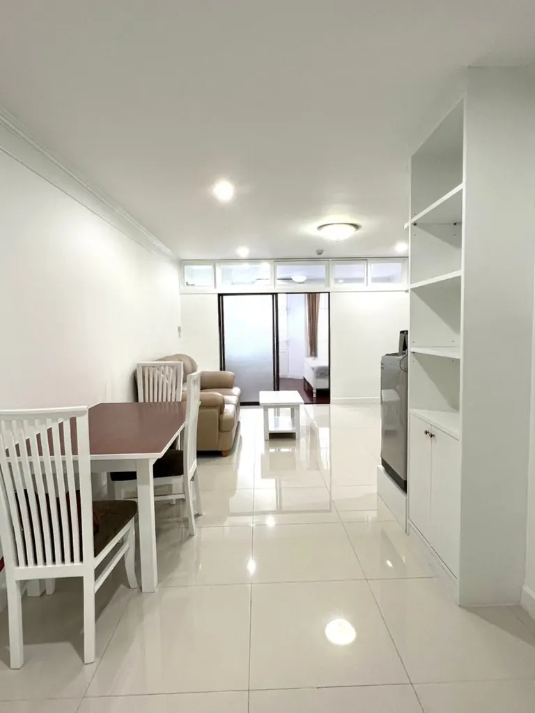 Supalai Place Sukhumvit 39 的 1 卧公寓（50 平方米）客厅（景观 2）