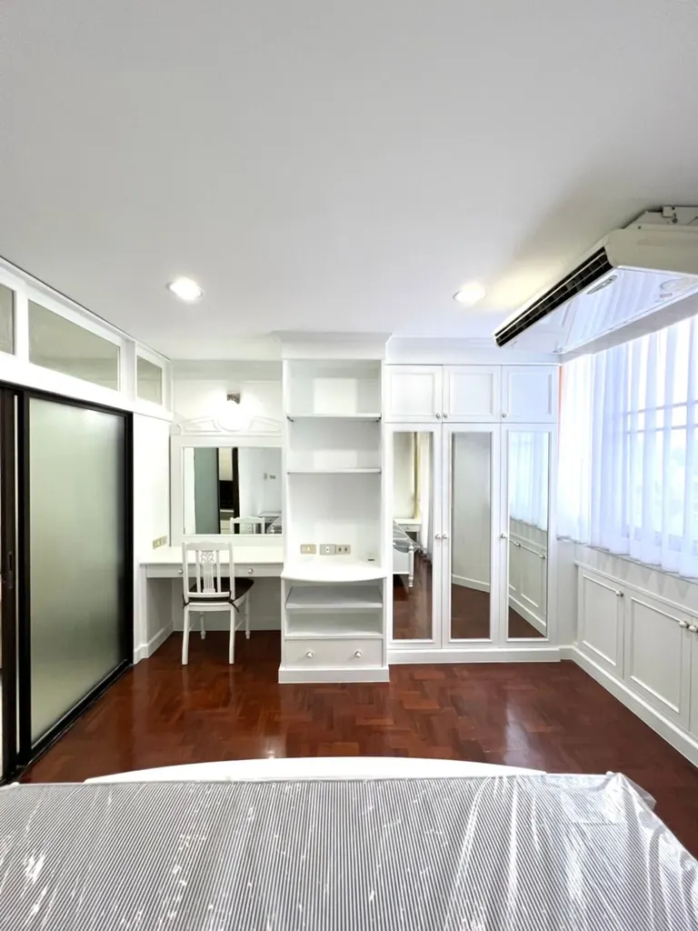 Supalai Place Sukhumvit 39 的 1 卧公寓（50 平方米）卧室