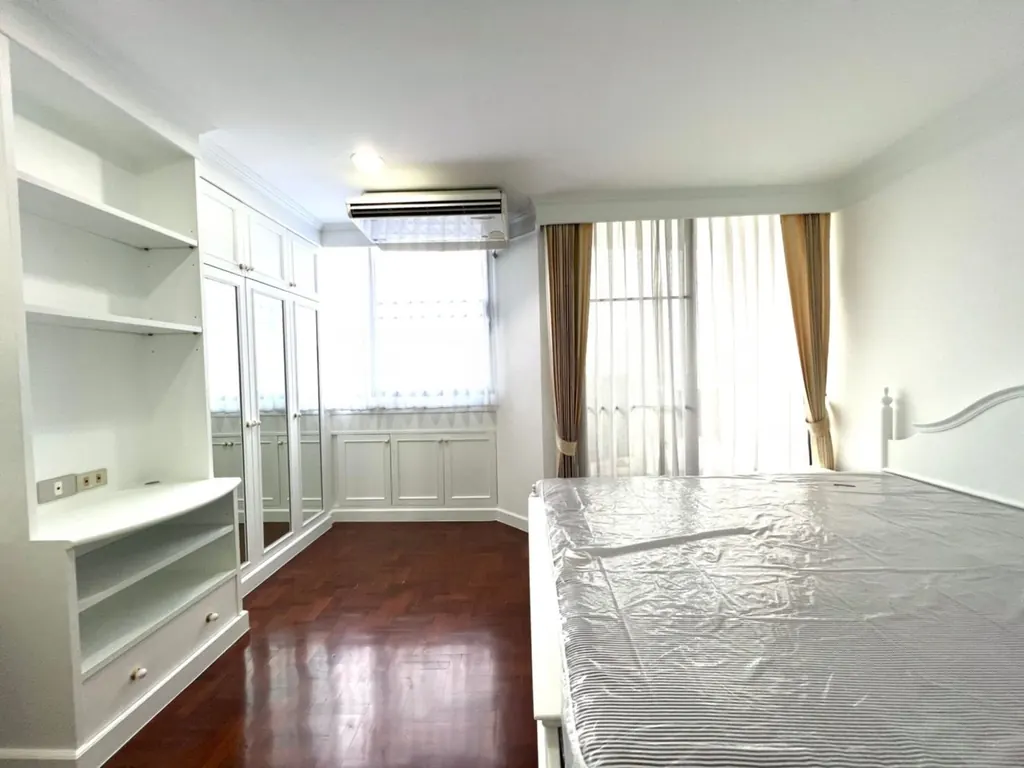 Supalai Place Sukhumvit 39 的 1 卧公寓（50 平方米）卧室（景观 2）