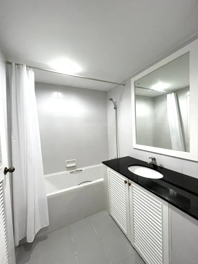 Supalai Place Sukhumvit 39 的 1 卧公寓（50 平方米）浴室