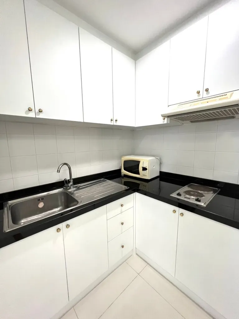 Supalai Place Sukhumvit 39 的 1 卧公寓（50 平方米）厨房