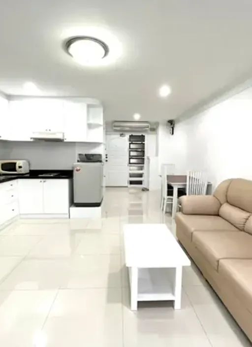 Living room of the 1-bedroom condo (50 sq.m.) at Supalai Place Sukhumvit 39