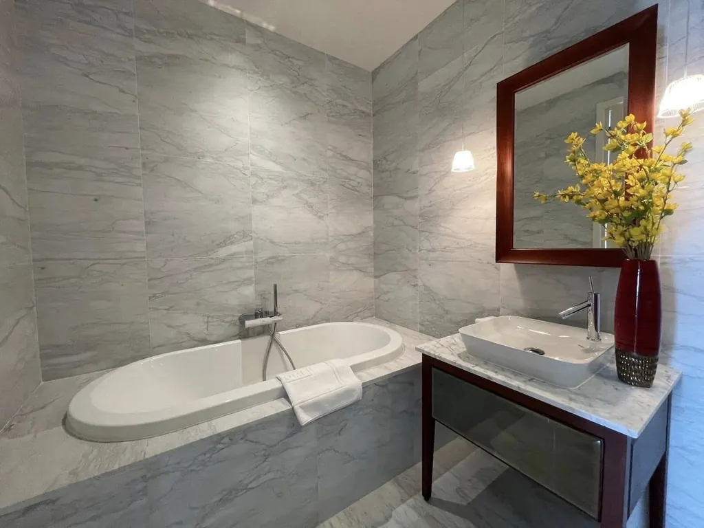 Bathroom of the 1-bedroom condo (50 sq.m.) at Khun By Yoo