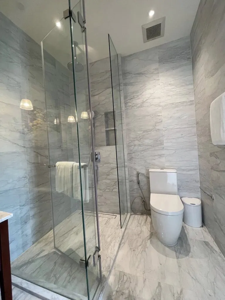 Bathroom (view 2) of the 1-bedroom condo (50 sq.m.) at Khun By Yoo