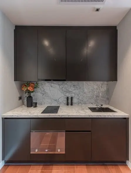 Kitchen of the 1-bedroom condo (50 sq.m.) at Khun By Yoo