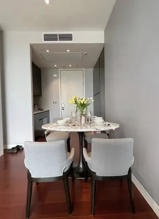 Salon du condo de 1 chambre(s) (50 m²) au Khun By Yoo