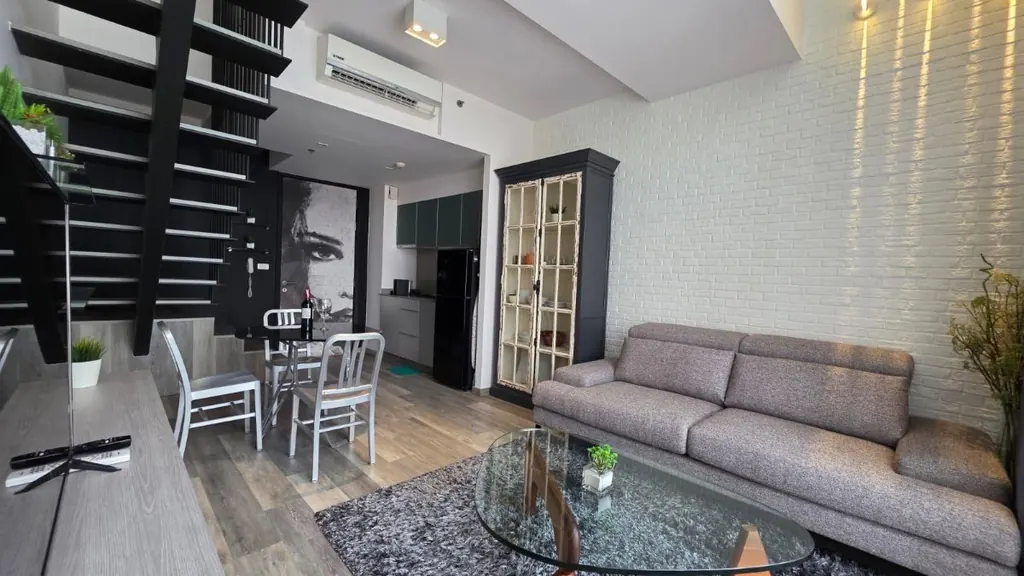 Salon (vue 2) du condo de 1 chambre(s) (45 m²) à The Lofts Ekkamai