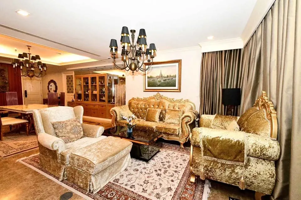 Living room (view 2) of the 3-bedroom condo (230 sq.m.) at Sathorn Gardens