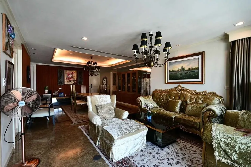 Living room (view 3) of the 3-bedroom condo (230 sq.m.) at Sathorn Gardens