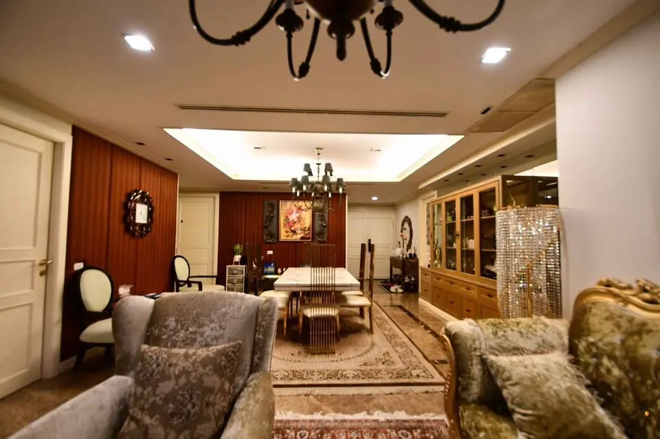 Living room (view 4) of the 3-bedroom condo (230 sq.m.) at Sathorn Gardens