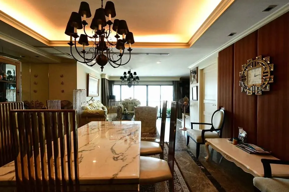 Living room (view 5) of the 3-bedroom condo (230 sq.m.) at Sathorn Gardens
