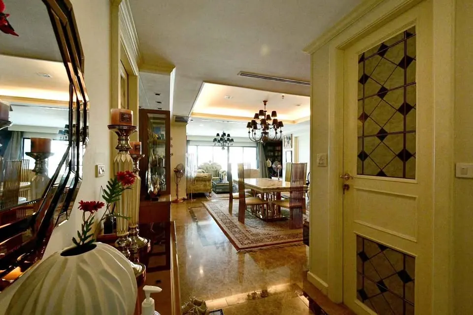 Living room (view 7) of the 3-bedroom condo (230 sq.m.) at Sathorn Gardens