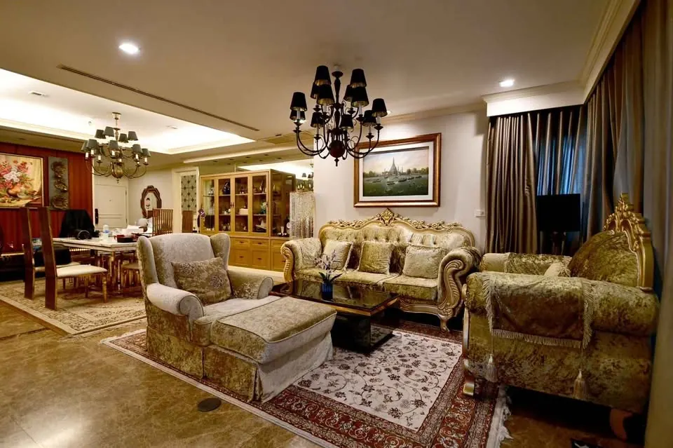 Living room (view 8) of the 3-bedroom condo (230 sq.m.) at Sathorn Gardens