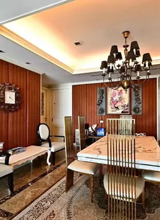 Living room of the 3-bedroom condo (230 sq.m.) at Sathorn Gardens