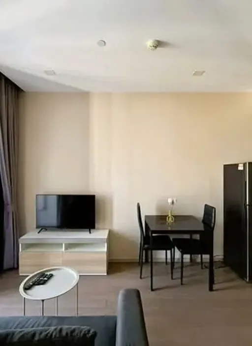 Living room of the 1-bedroom condo (35 sq.m.) at Ashton Asoke