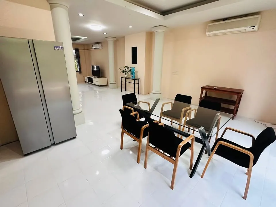 Living room of the 4-bedroom townhouse (350 sq.m.) at Moo Baan Chicha Castle