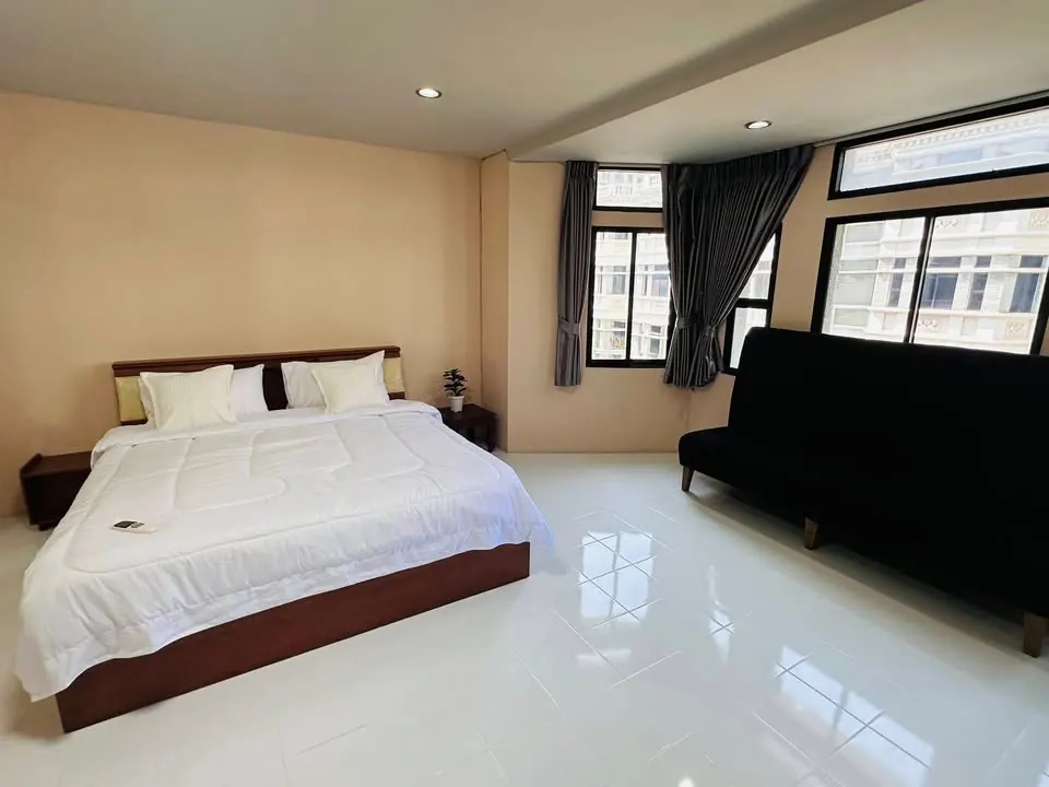 Bedroom (view 2) of the 4-bedroom townhouse (350 sq.m.) at Moo Baan Chicha Castle