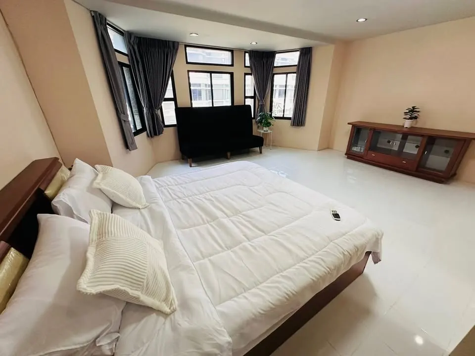 Bedroom (view 3) of the 4-bedroom townhouse (350 sq.m.) at Moo Baan Chicha Castle