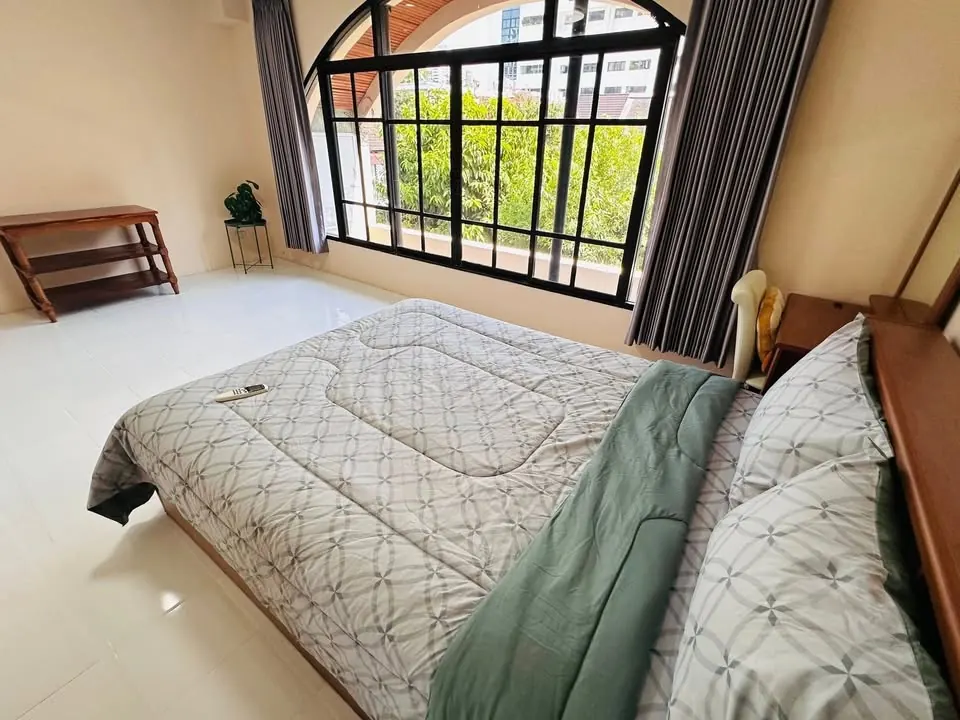 Bedroom (view 5) of the 4-bedroom townhouse (350 sq.m.) at Moo Baan Chicha Castle