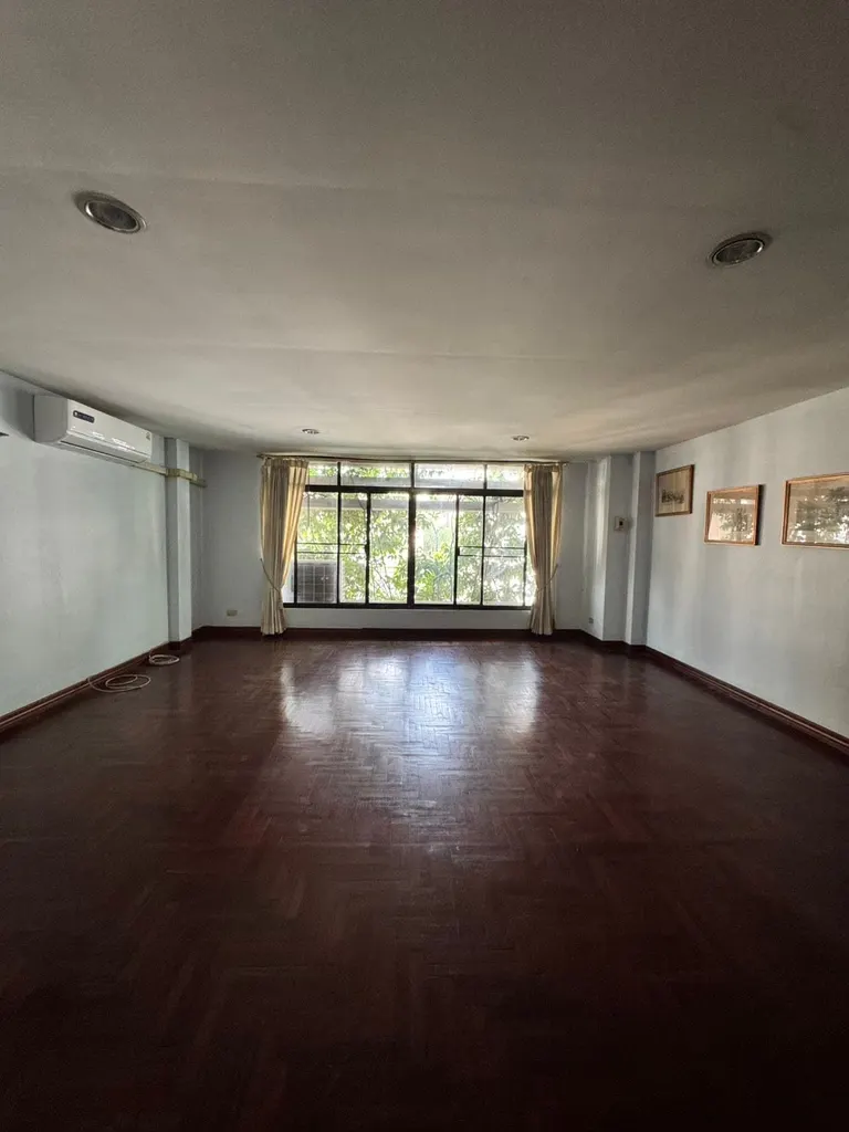 စာရင်း DA-2953829 ၏ ဓာတ်ပုံ 4- Thonglor ရှိ အိပ်ခန်း 6 ခန်းပါ တောင်းဟောက်စ် (450 စတုရန်းမီတာ)