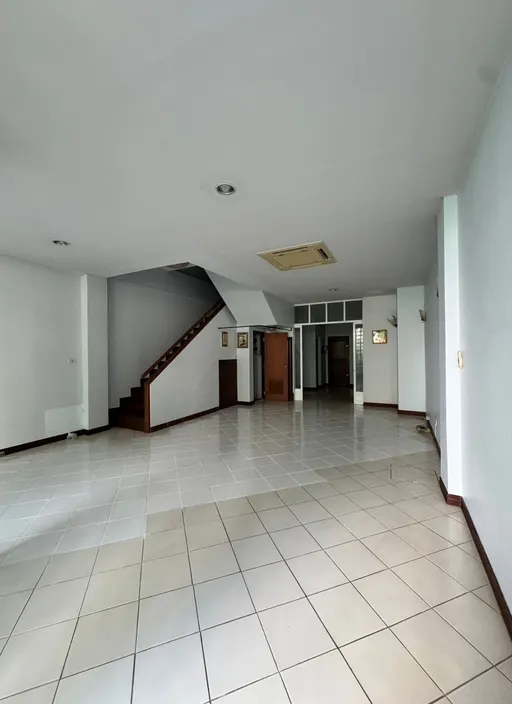 Photo 1 of listing DA-2953829: 6-bedroom townhouse (450 sq.m.) in Thonglor