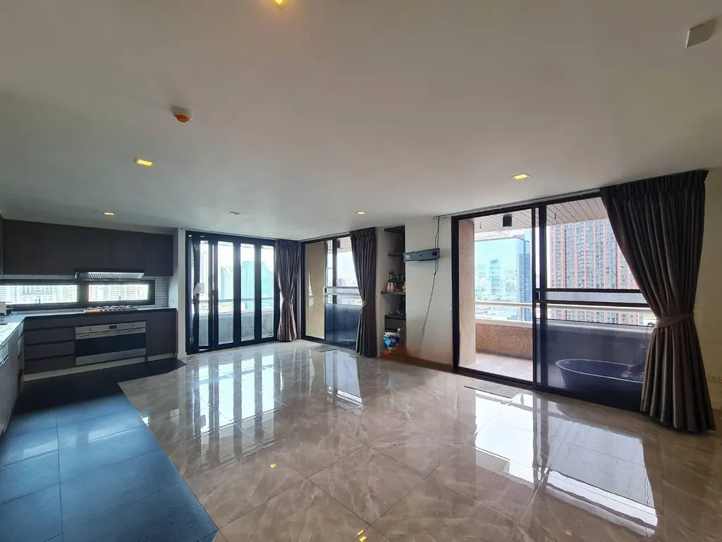 Living room (view 3) of the 3-bedroom condo (177 sq.m.) at Asoke Tower