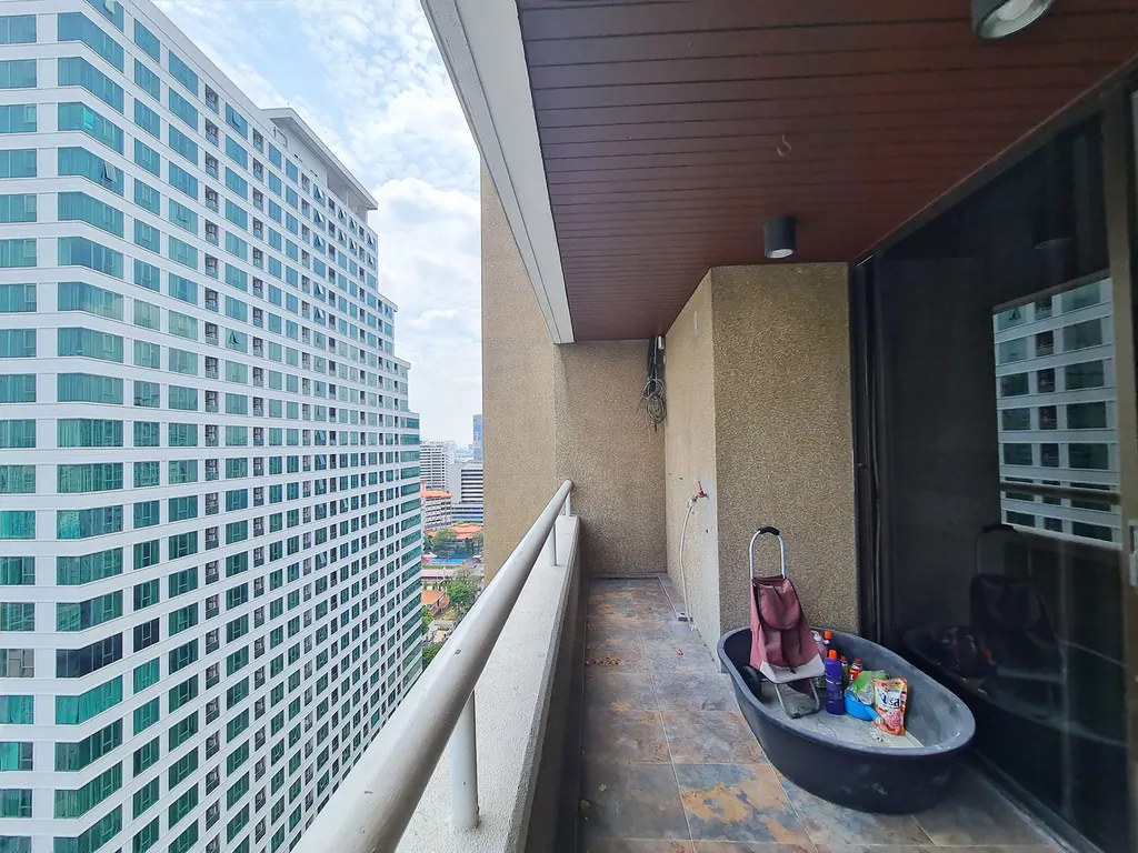 Balcony of the 3-bedroom condo (177 sq.m.) at Asoke Tower