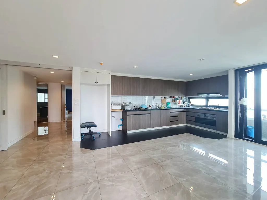 Kitchen of the 3-bedroom condo (177 sq.m.) at Asoke Tower